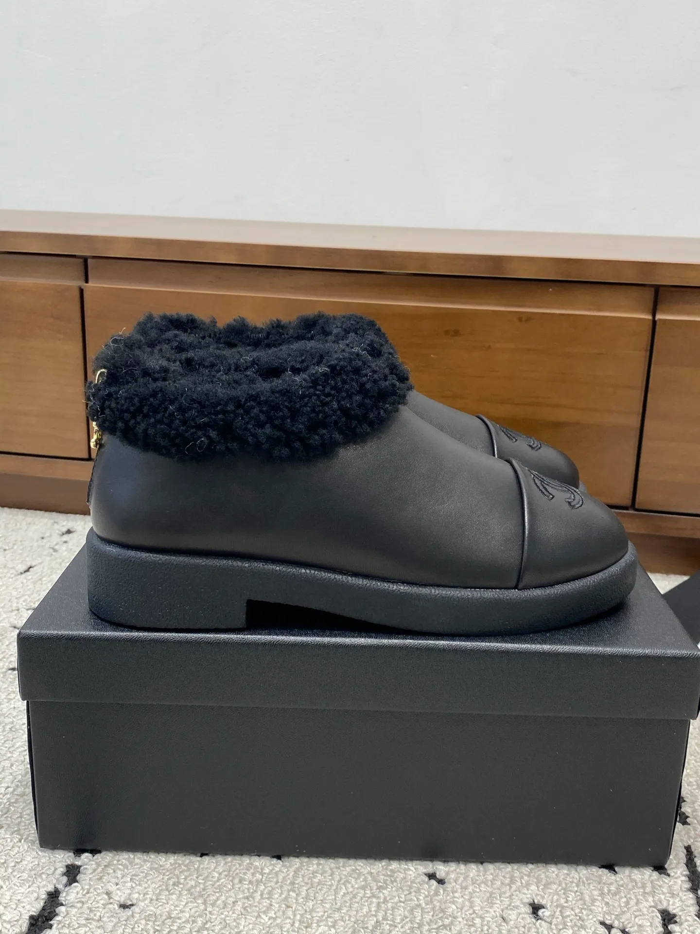 👟👟Ex-factory price 640👟👟 🍀Chanel 2025 autumn and winter style wool shoes Chanel new autumn and winter genuine wool slippers and boots Xiaoxiang 2025 autumn and winter one of the most beautiful snow boots Classic, beautiful and warm snow boots ❤️super warm! It's enough to have it this winter, it's really beautiful and fairy~ Materials and craftsmanship: The upper is made of custom sheepskin/wool/sheepskin, and the inner pads are all made of wool. It feels very soft and comfortable! The sole is the original TPU outsole Size: 35-39 (40.41 customized, non-refundable)
